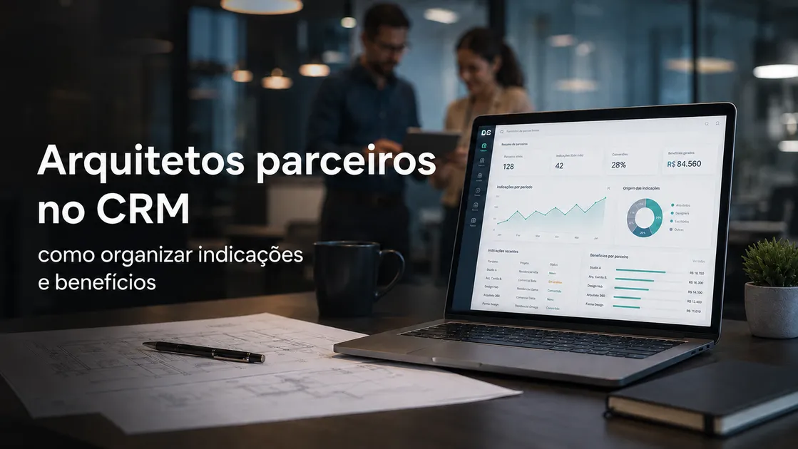 Notebook com painel de CRM para acompanhar indicações e benefícios de arquitetos parceiros